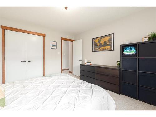 212-315 50 Avenue Sw, Calgary, AB - Indoor Photo Showing Bedroom