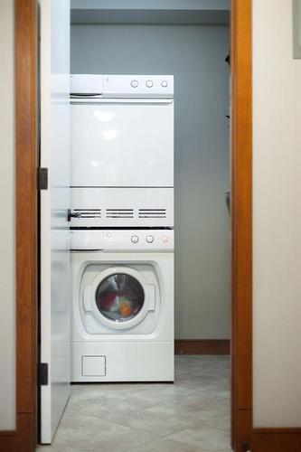 212-315 50 Avenue Sw, Calgary, AB - Indoor Photo Showing Laundry Room