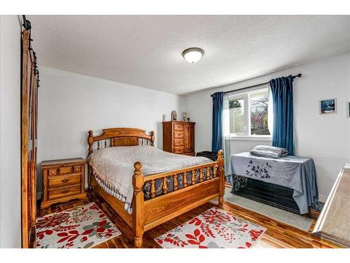 7403 Hunterhaven Place Nw, Calgary, AB - Indoor Photo Showing Bedroom