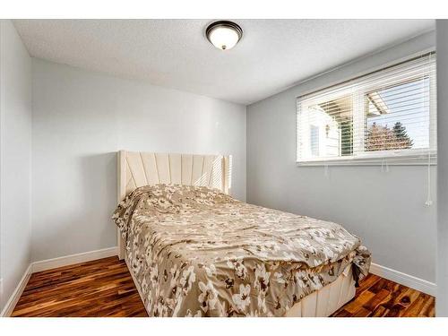 7403 Hunterhaven Place Nw, Calgary, AB - Indoor Photo Showing Bedroom