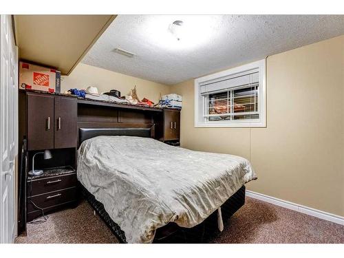 7403 Hunterhaven Place Nw, Calgary, AB - Indoor Photo Showing Bedroom