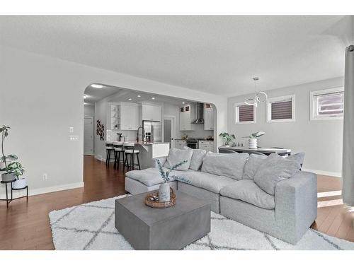 305 Evanspark Gardens Nw, Calgary, AB - Indoor Photo Showing Living Room