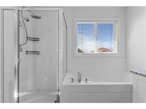 305 Evanspark Gardens Nw, Calgary, AB - Indoor Photo Showing Bathroom