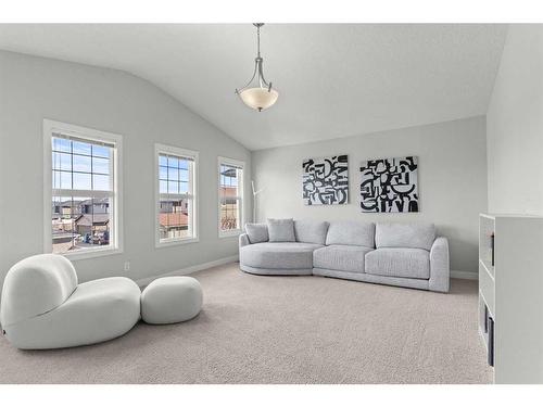 305 Evanspark Gardens Nw, Calgary, AB - Indoor Photo Showing Living Room