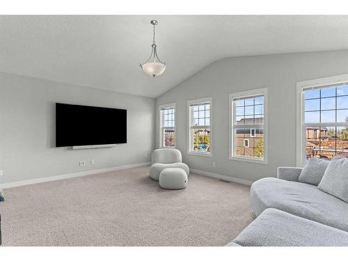 305 Evanspark Gardens Nw, Calgary, AB - Indoor Photo Showing Living Room