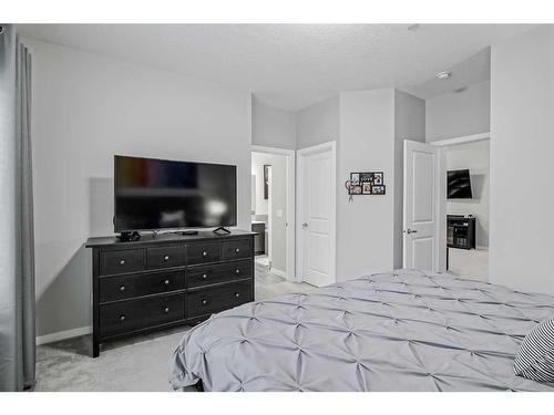 217 Lucas Crescent Nw, Calgary, AB - Indoor Photo Showing Bedroom