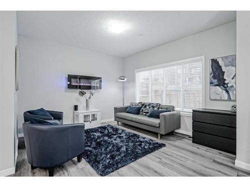 217 Lucas Crescent Nw, Calgary, AB - Indoor Photo Showing Living Room