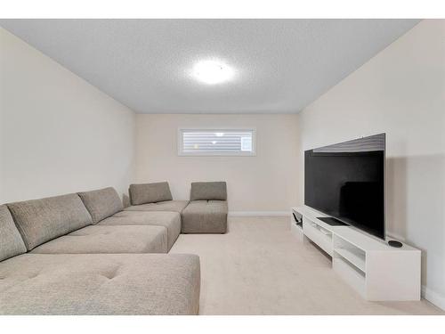 333 Clydesdale Way, Cochrane, AB - Indoor Photo Showing Living Room