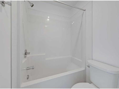 4407-111 Wolf Creek Drive Se, Calgary, AB - Indoor Photo Showing Bathroom