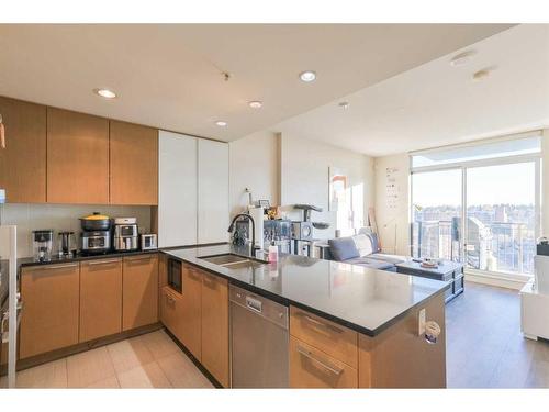 1107-1111 10 Street Sw, Calgary, AB - Indoor Photo Showing Kitchen With Double Sink