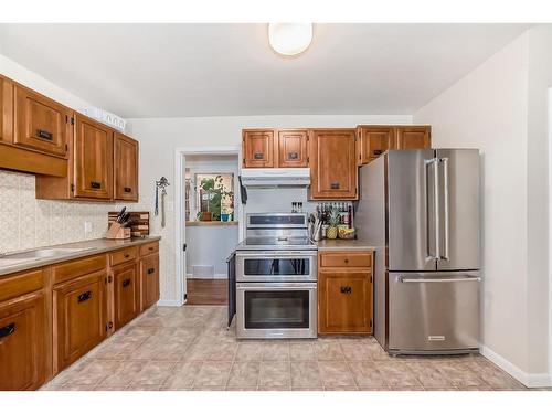 2419 39 Street Se, Calgary, AB - Indoor Photo Showing Kitchen