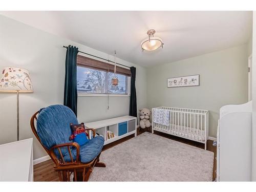 2419 39 Street Se, Calgary, AB - Indoor Photo Showing Bedroom