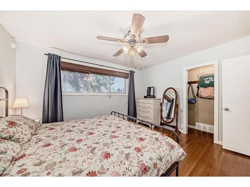 2419 39 Street Se, Calgary, AB - Indoor Photo Showing Bedroom