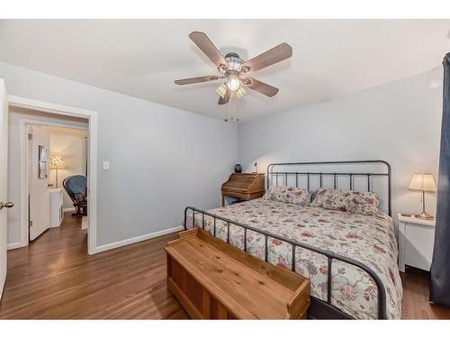 2419 39 Street Se, Calgary, AB - Indoor Photo Showing Bedroom