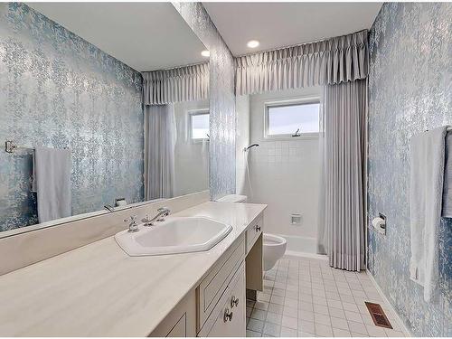 7 Coleridge Crescent Nw, Calgary, AB - Indoor Photo Showing Bathroom