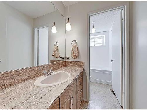 7 Coleridge Crescent Nw, Calgary, AB - Indoor Photo Showing Bathroom