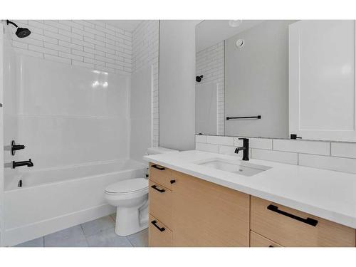 1628 19 Avenue Nw, Calgary, AB - Indoor Photo Showing Bathroom