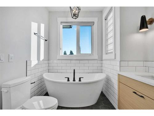 1628 19 Avenue Nw, Calgary, AB - Indoor Photo Showing Bathroom