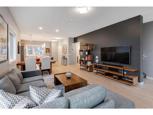 801-218 Sherwood Square Nw, Calgary, AB - Indoor Photo Showing Living Room