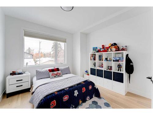 2337 53 Avenue Sw, Calgary, AB - Indoor Photo Showing Bedroom