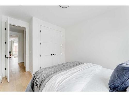 2337 53 Avenue Sw, Calgary, AB - Indoor Photo Showing Bedroom