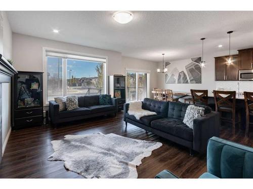 616 Reynolds Crescent Sw, Airdrie, AB - Indoor Photo Showing Living Room