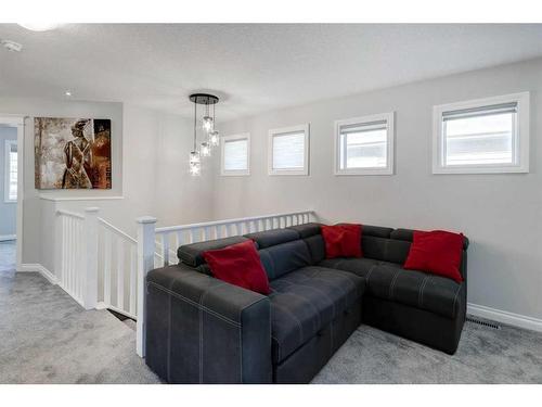 616 Reynolds Crescent Sw, Airdrie, AB - Indoor Photo Showing Living Room