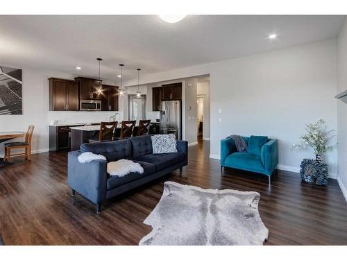 616 Reynolds Crescent Sw, Airdrie, AB - Indoor Photo Showing Living Room