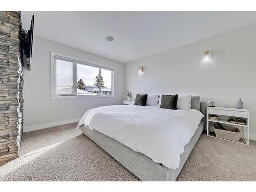 2630 35 Street Sw, Calgary, AB - Indoor Photo Showing Bedroom