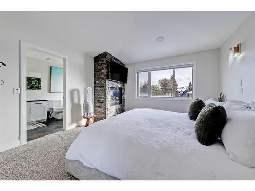 2630 35 Street Sw, Calgary, AB - Indoor Photo Showing Bedroom