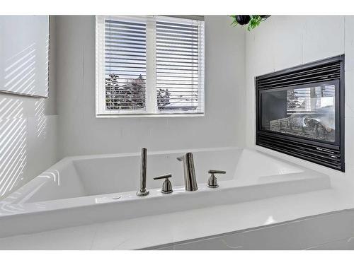 2630 35 Street Sw, Calgary, AB - Indoor Photo Showing Bathroom