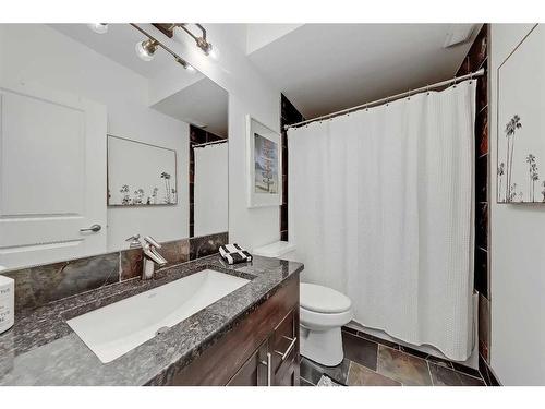 2630 35 Street Sw, Calgary, AB - Indoor Photo Showing Bathroom