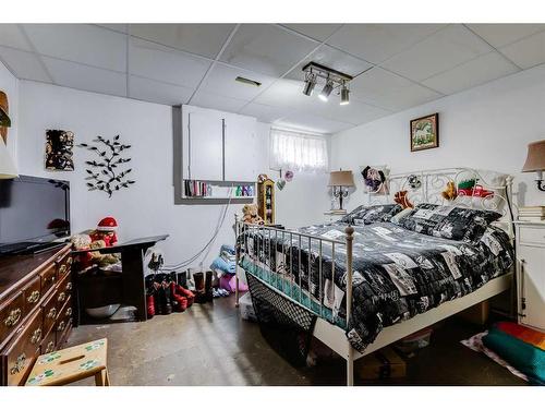 905 Spring Haven Court Se, Airdrie, AB - Indoor Photo Showing Bedroom