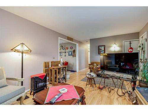 905 Spring Haven Court Se, Airdrie, AB - Indoor Photo Showing Living Room