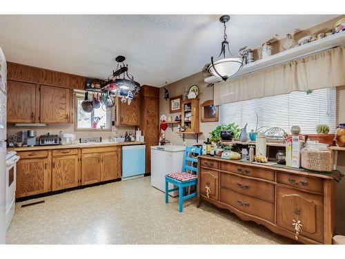 905 Spring Haven Court Se, Airdrie, AB - Indoor Photo Showing Kitchen