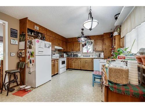 905 Spring Haven Court Se, Airdrie, AB - Indoor Photo Showing Kitchen