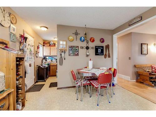 905 Spring Haven Court Se, Airdrie, AB - Indoor Photo Showing Dining Room