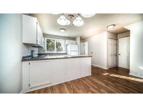 100-630 Sabrina Road Sw, Calgary, AB - Indoor Photo Showing Kitchen