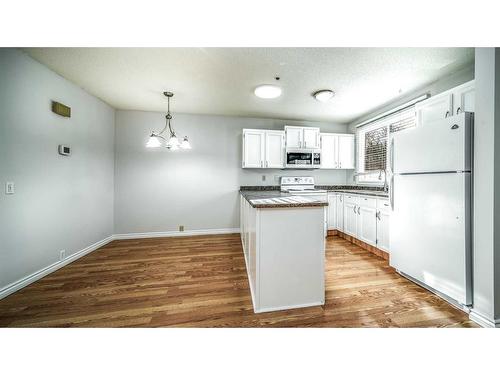 100-630 Sabrina Road Sw, Calgary, AB - Indoor Photo Showing Kitchen