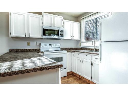 100-630 Sabrina Road Sw, Calgary, AB - Indoor Photo Showing Kitchen