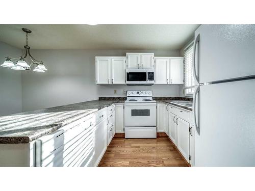 100-630 Sabrina Road Sw, Calgary, AB - Indoor Photo Showing Kitchen