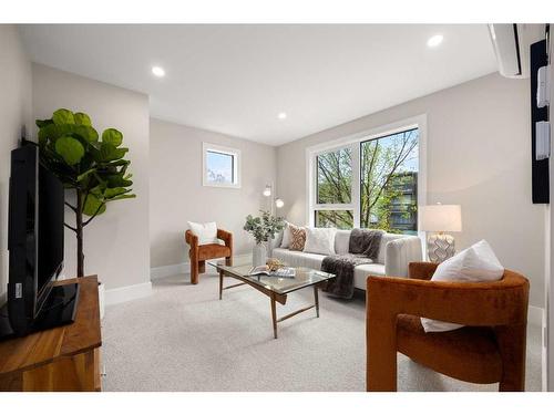 1-923 1 Avenue Nw, Calgary, AB - Indoor Photo Showing Living Room