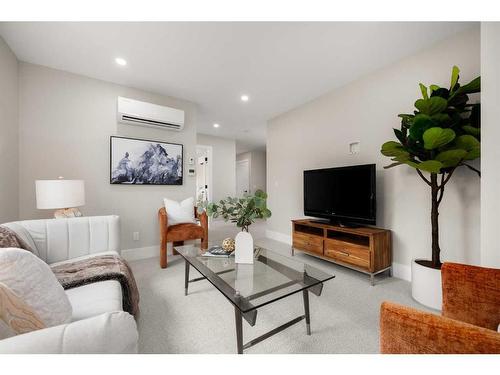 1-923 1 Avenue Nw, Calgary, AB - Indoor Photo Showing Living Room