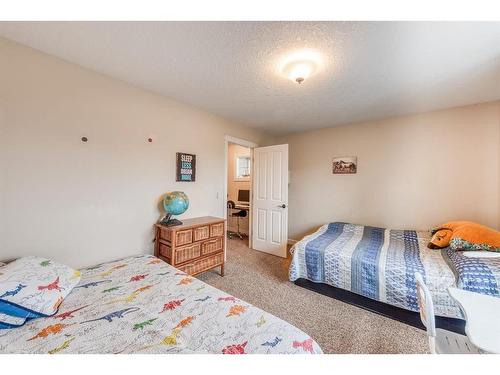 14 Aspen Acres Link Sw, Calgary, AB - Indoor Photo Showing Bedroom