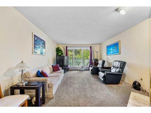 305-333 Garry Crescent Ne, Calgary, AB - Indoor Photo Showing Living Room