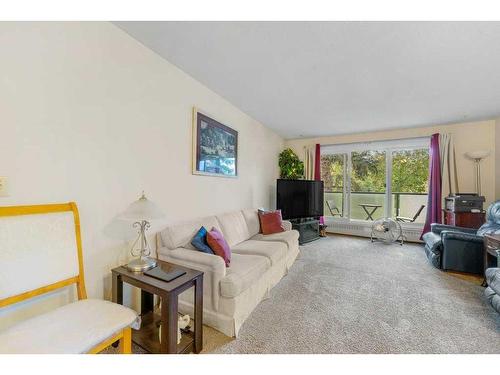 305-333 Garry Crescent Ne, Calgary, AB - Indoor Photo Showing Living Room