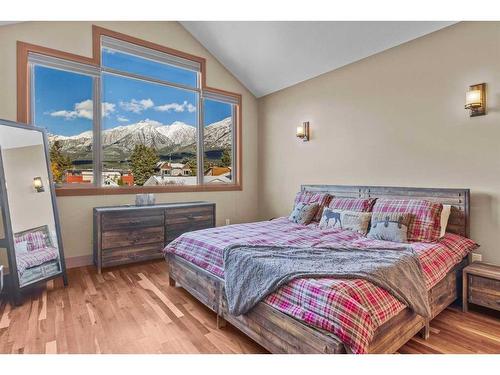 711 3Rd Street, Canmore, AB - Indoor Photo Showing Bedroom