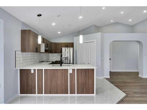 176 Stonegate Crescent Nw, Airdrie, AB - Indoor Photo Showing Kitchen With Upgraded Kitchen