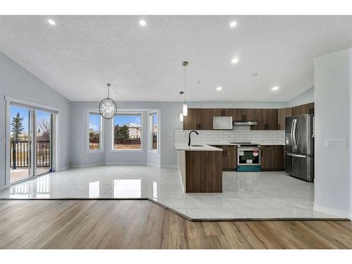 176 Stonegate Crescent Nw, Airdrie, AB - Indoor Photo Showing Kitchen With Stainless Steel Kitchen With Upgraded Kitchen