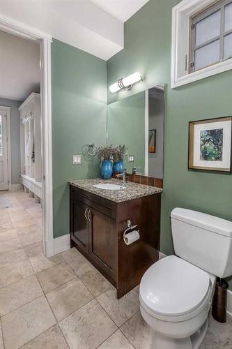 2824 12 Avenue Nw, Calgary, AB - Indoor Photo Showing Bathroom